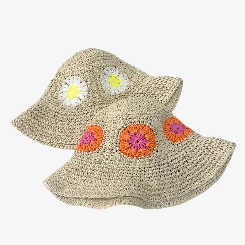 deux bobs en paille tressées beige
