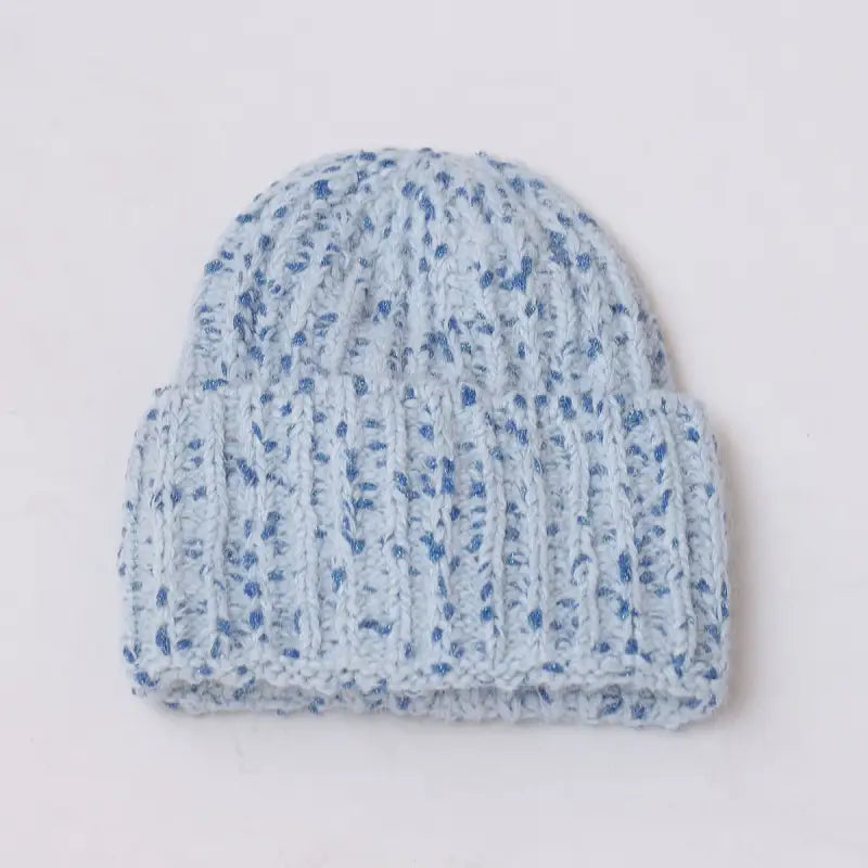 Bonnet au tricot bleu clair