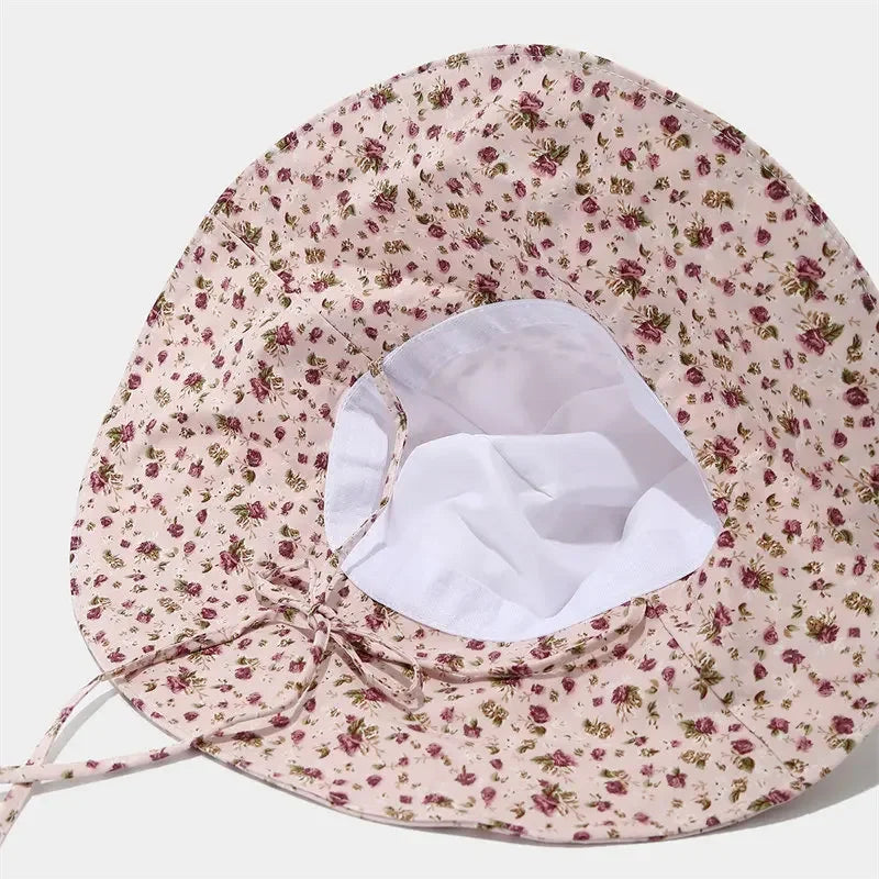 Chapeau fleuri à bords longs