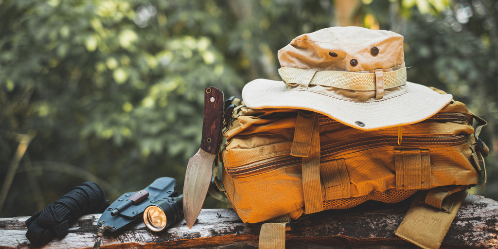 équipement de randonnée avec un bob et un sac