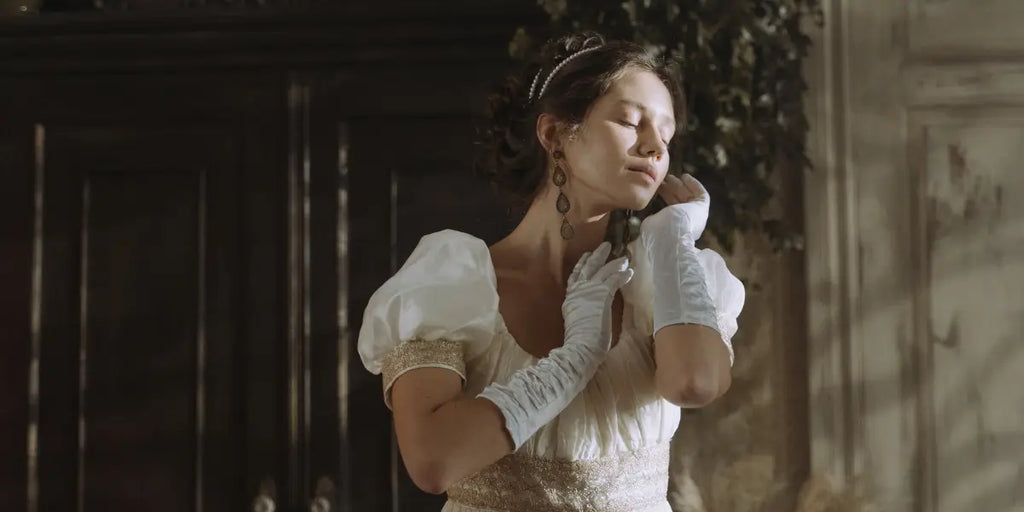 Femme portant des gants opéra