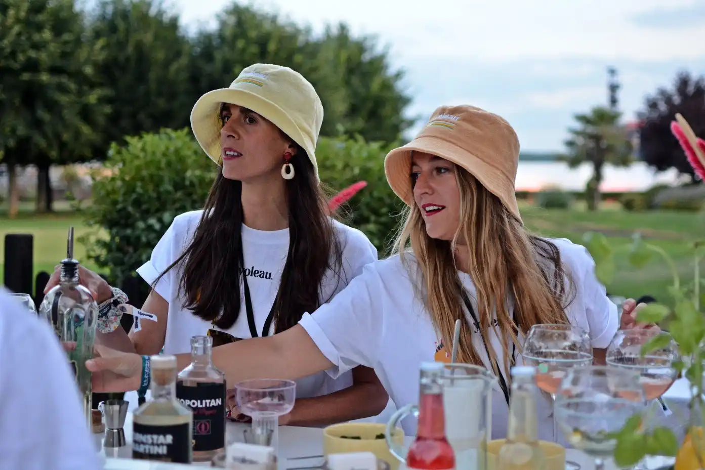 Deux femmes en chapeaux de seau.