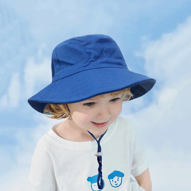 Bob chapeau pour enfant de couleur bleu avec une ficelle