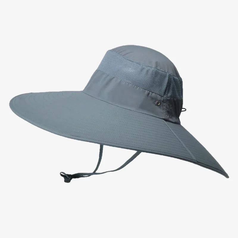 chapeau bob de couleur bleu ciel avec un bord très large pour bien protéger du soleil et une ficelle pour l'ajuster