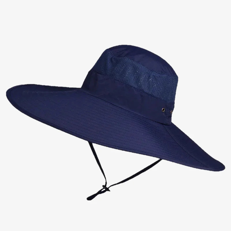 chapeau bob de couleur bleu foncé avec un bord très large pour bien protéger du soleil et une ficelle pour l'ajuster