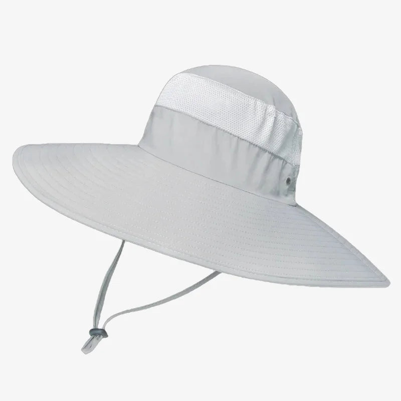 chapeau bob de couleur blanche avec un bord très large pour bien protéger du soleil et une ficelle pour l'ajuster