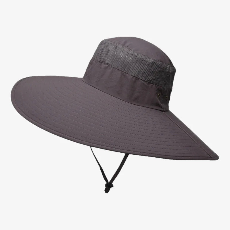 chapeau bob de couleur prune avec un bord très large pour bien protéger du soleil et une ficelle pour l'ajuster